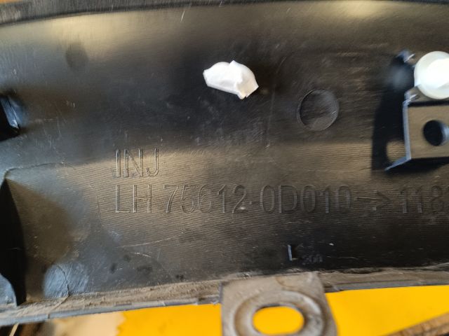 bontott TOYOTA YARIS CROSS Bal első Sárvédő Díszléc