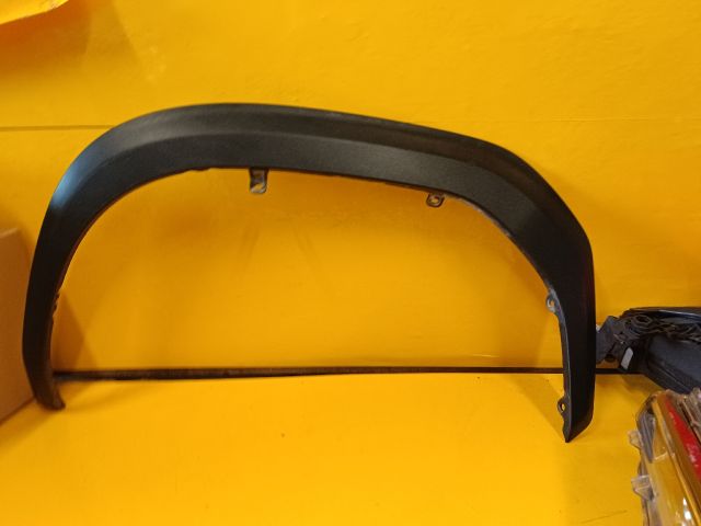 bontott TOYOTA YARIS CROSS Bal első Sárvédő Díszléc