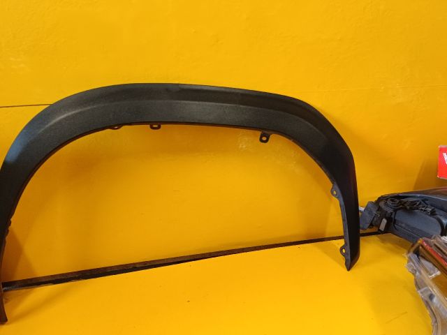 bontott TOYOTA YARIS CROSS Bal első Sárvédő Díszléc