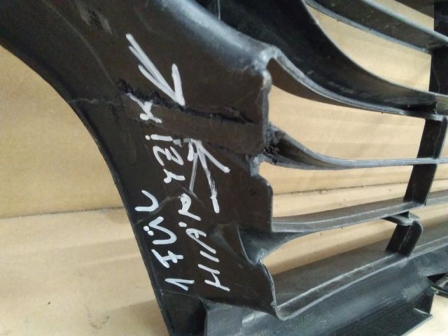 bontott TOYOTA YARIS CROSS Első Lökhárító Alsó Középső Díszrács