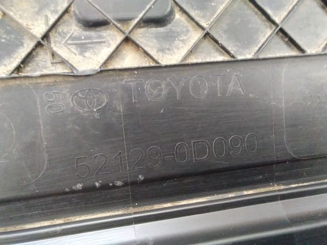 bontott TOYOTA YARIS CROSS Első Lökhárító Alsó Középső Díszrács