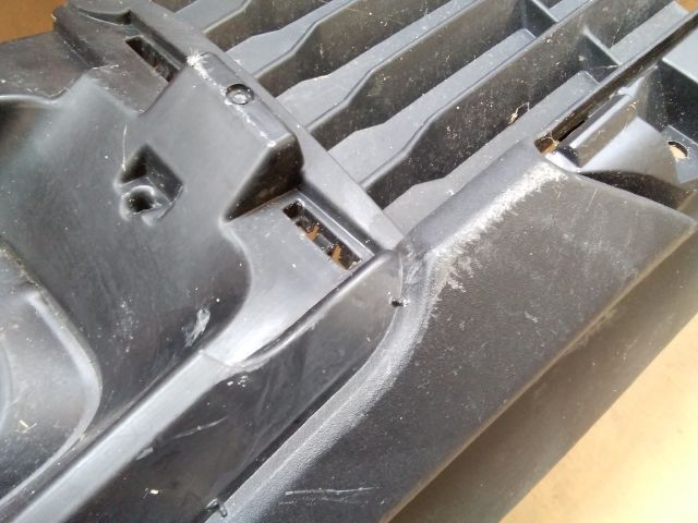 bontott TOYOTA YARIS CROSS Első Lökhárító Alsó Középső Díszrács