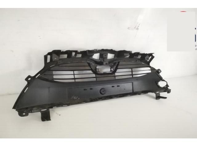 bontott TOYOTA YARIS CROSS Első Lökhárító Alsó Középső Díszrács