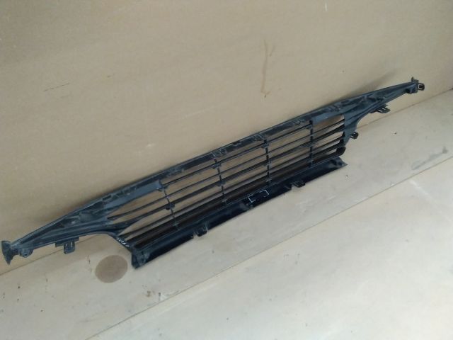 bontott TOYOTA YARIS CROSS Első Lökhárító Alsó Középső Díszrács