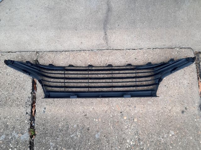 bontott TOYOTA YARIS CROSS Első Lökhárító Alsó Középső Díszrács