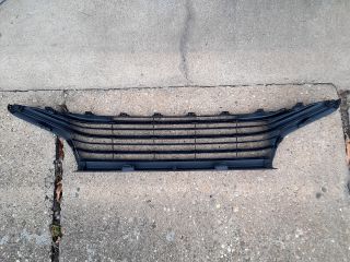 bontott TOYOTA YARIS CROSS Első Lökhárító Alsó Középső Díszrács