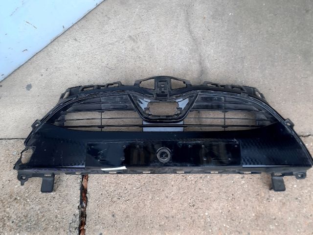 bontott TOYOTA YARIS CROSS Első Lökhárító Alsó Középső Díszrács