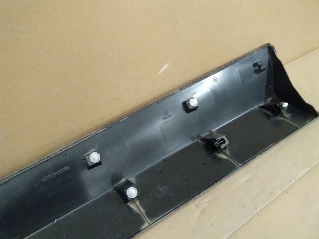 bontott TOYOTA YARIS CROSS Jobb első Ajtó Díszléc