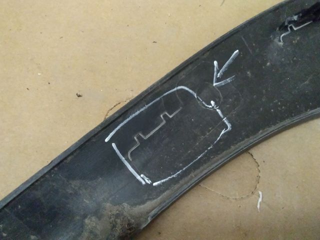 bontott TOYOTA YARIS CROSS Jobb első Sárvédő Díszléc