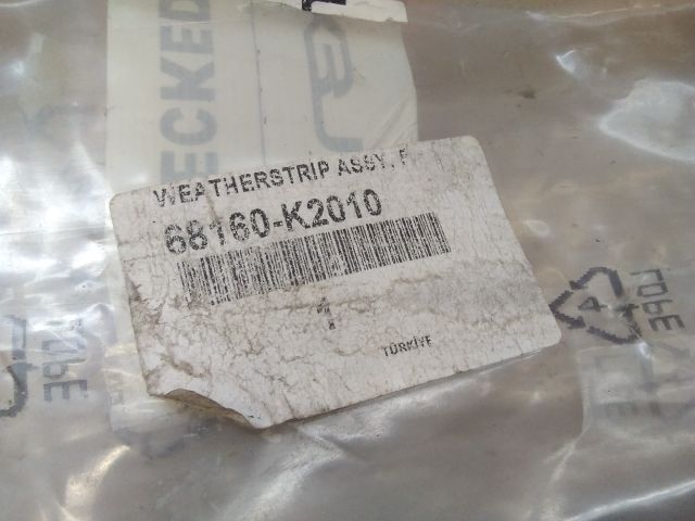 bontott TOYOTA YARIS CROSS Jobb első Vízlehúzó Gumicsík