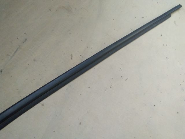 bontott TOYOTA YARIS CROSS Jobb első Vízlehúzó Gumicsík