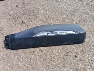 bontott TOYOTA YARIS CROSS Jobb hátsó Ajtó Díszléc