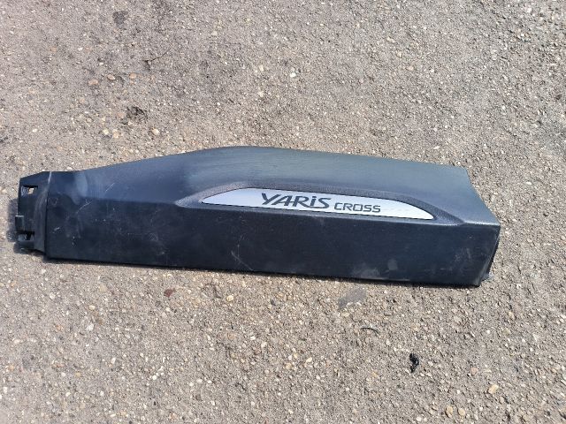bontott TOYOTA YARIS CROSS Jobb hátsó Ajtó Díszléc