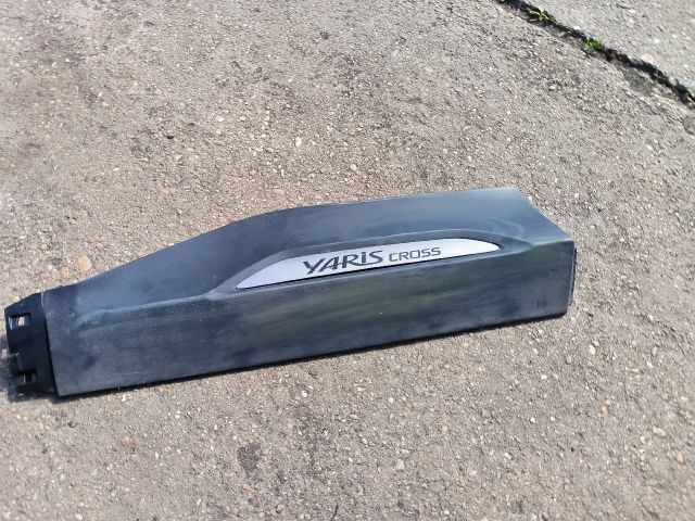 bontott TOYOTA YARIS CROSS Jobb hátsó Ajtó Díszléc