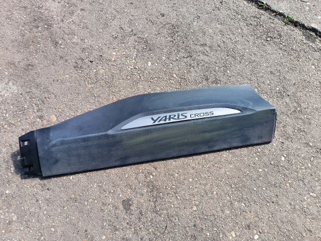 bontott TOYOTA YARIS CROSS Jobb hátsó Ajtó Díszléc