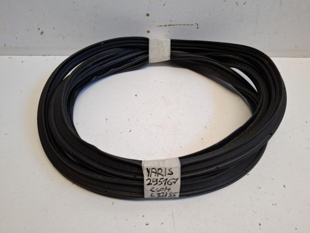 bontott TOYOTA YARIS Csomagtérajtó Gumikéder