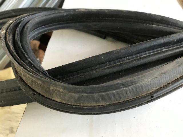 bontott TOYOTA YARIS Csomagtérajtó Gumikéder