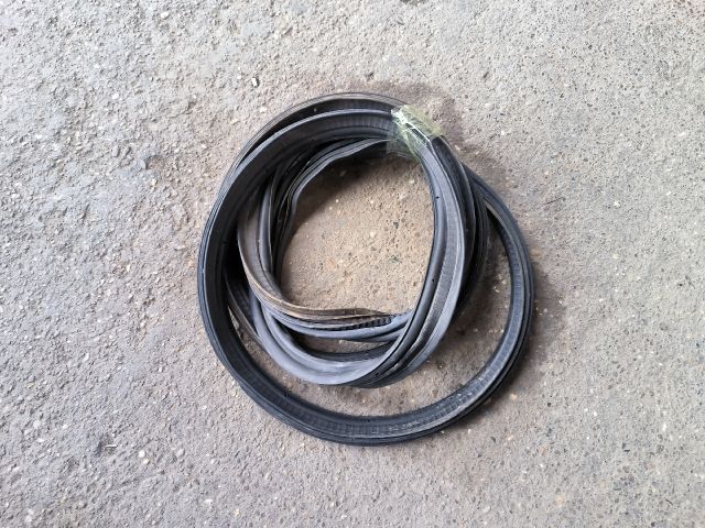 bontott TOYOTA YARIS Csomagtérajtó Gumikéder