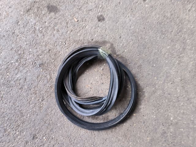 bontott TOYOTA YARIS Csomagtérajtó Gumikéder