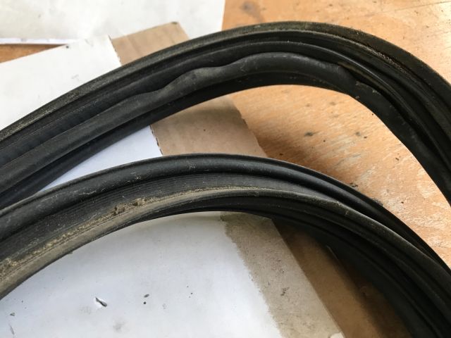 bontott TOYOTA YARIS Csomagtérajtó Gumikéder