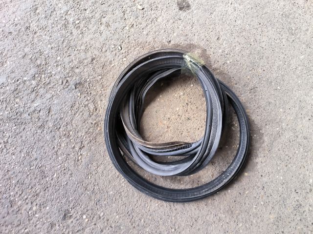 bontott TOYOTA YARIS Csomagtérajtó Gumikéder