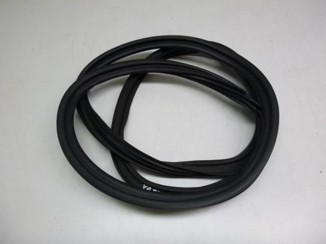 bontott TOYOTA YARIS Csomagtérajtó Gumikéder