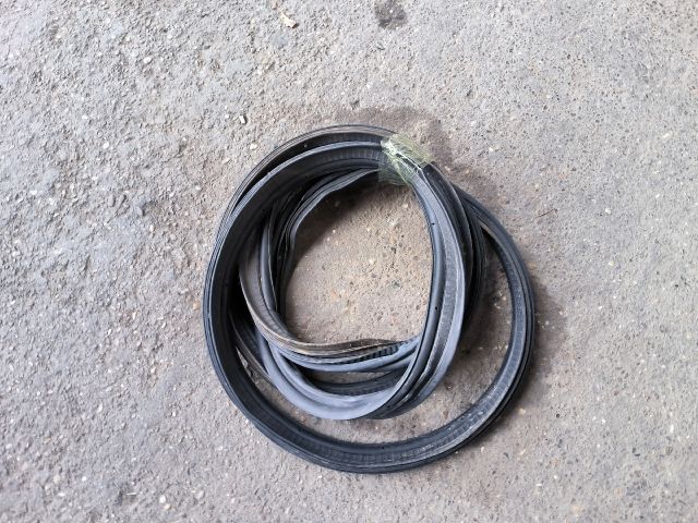 bontott TOYOTA YARIS Csomagtérajtó Gumikéder