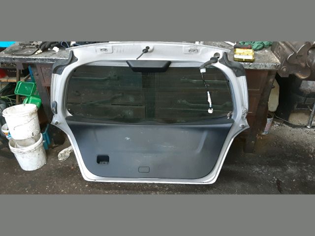 bontott TOYOTA YARIS Csomagtérajtó (Részeivel)