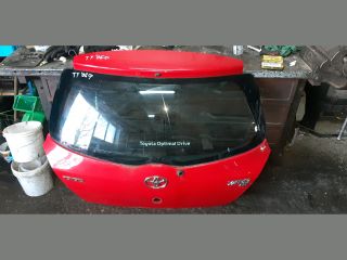 bontott TOYOTA YARIS Csomagtérajtó (Részeivel)