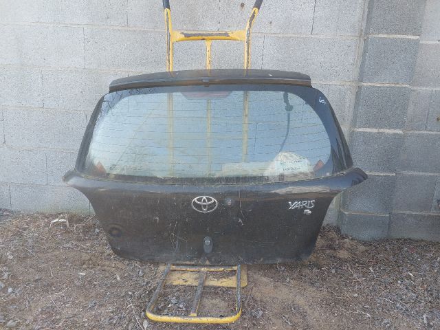 bontott TOYOTA YARIS Csomagtérajtó (Részeivel)