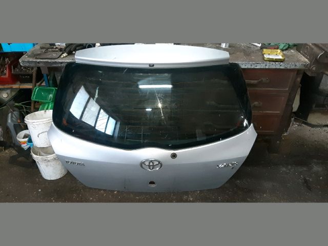 bontott TOYOTA YARIS Csomagtérajtó (Részeivel)