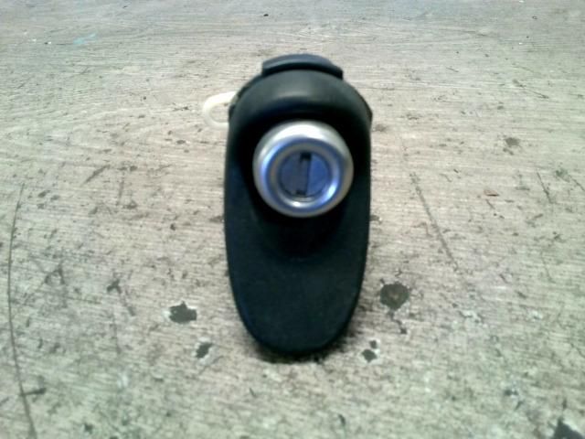 bontott TOYOTA YARIS Csomagtérajtó Zárbetét