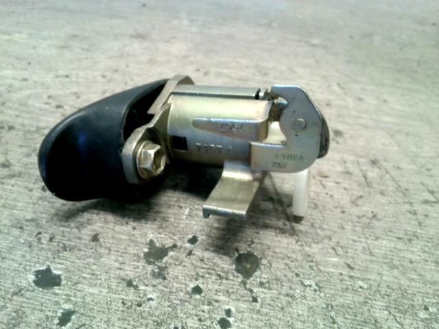 bontott TOYOTA YARIS Csomagtérajtó Zárbetét