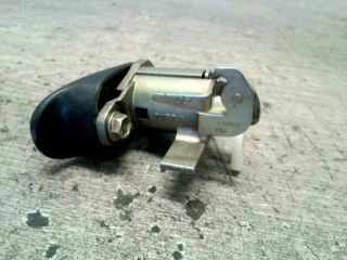 bontott TOYOTA YARIS Csomagtérajtó Zárbetét