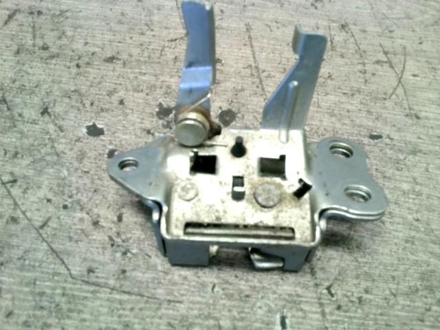 bontott TOYOTA YARIS Csomagtérajtó Zárszerkezet