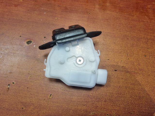 bontott TOYOTA YARIS Csomagtérajtó Zárszerkezet