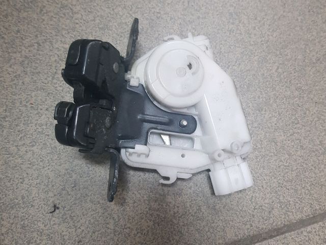 bontott TOYOTA YARIS Csomagtérajtó Zárszerkezet