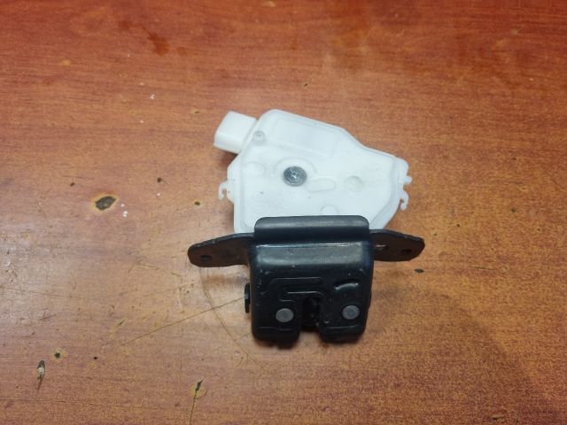 bontott TOYOTA YARIS Csomagtérajtó Zárszerkezet