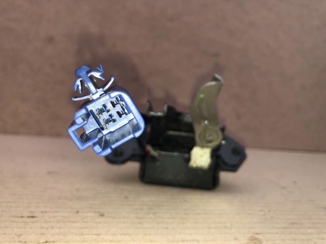 bontott TOYOTA YARIS Csomagtérajtó Zárszerkezet