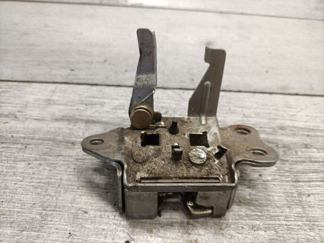 bontott TOYOTA YARIS Csomagtérajtó Zárszerkezet