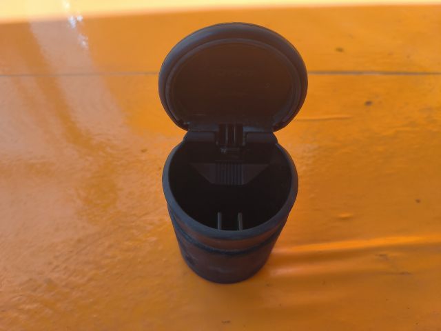 bontott TOYOTA YARIS Első Hamutartó