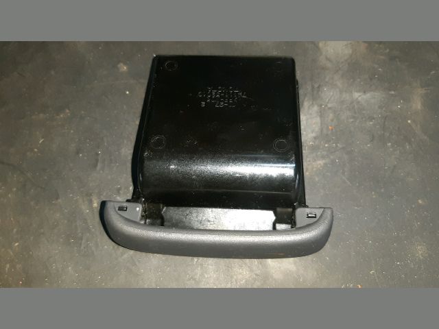 bontott TOYOTA YARIS Első Hamutartó