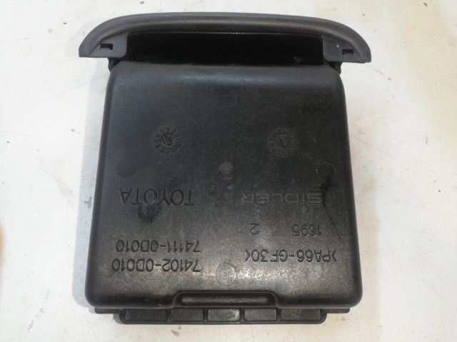 bontott TOYOTA YARIS Első Hamutartó