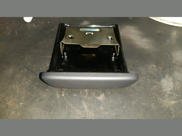 bontott TOYOTA YARIS Első Hamutartó