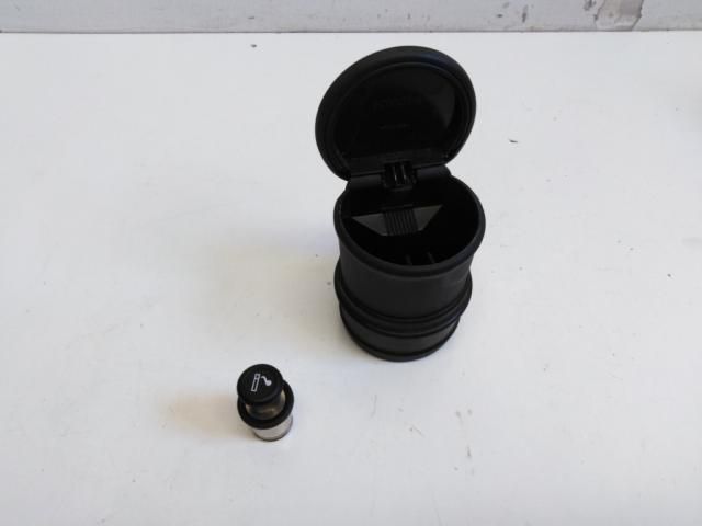 bontott TOYOTA YARIS Első Hamutartó