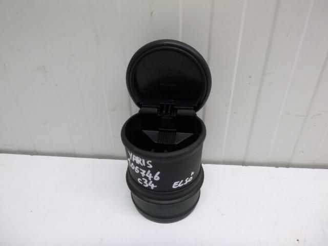 bontott TOYOTA YARIS Első Hamutartó