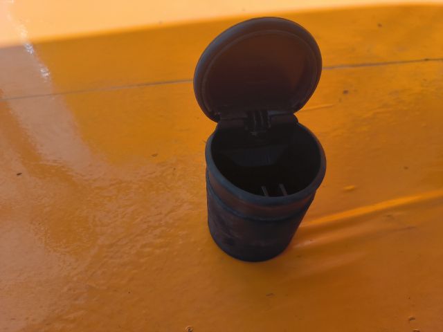 bontott TOYOTA YARIS Első Hamutartó