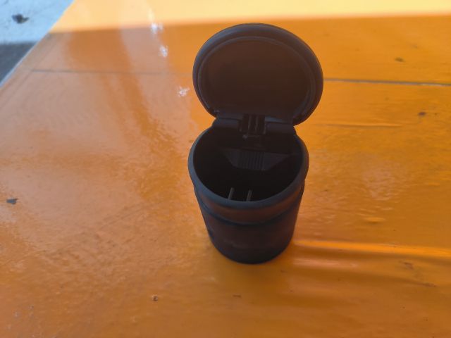 bontott TOYOTA YARIS Első Hamutartó