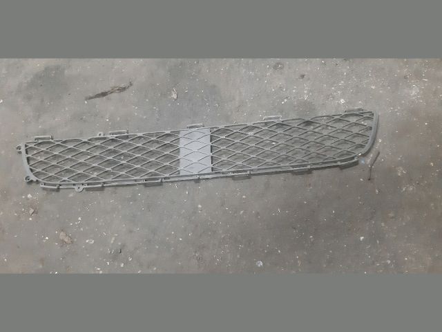 bontott TOYOTA YARIS Első Lökhárító Alsó Középső Díszrács