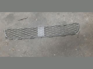 bontott TOYOTA YARIS Első Lökhárító Alsó Középső Díszrács